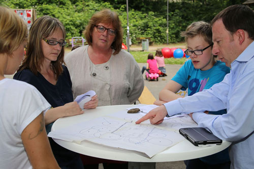 Spielplatzfest Unterkirchen Eltern und Jugendliche diskutieren über den Spielplatz