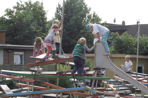 Kinder erobern begeistert das neue Klettergerät. Foto: Stadt Celle