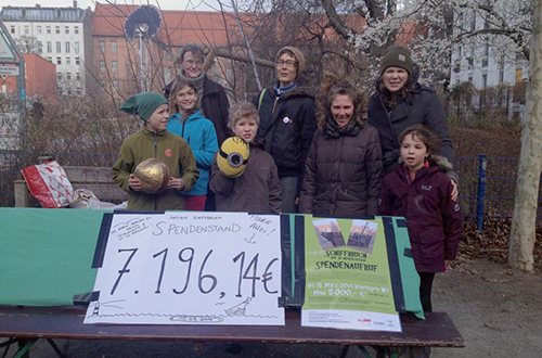 Constanze Siedenburg (rechts) präsentiert mit ihren Mitstreitern das tolle Spenden-Ergebnis. Foto: Siedenburg