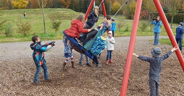 Auf dem Spielplatz haben die Kinder viel Spaß beim Schaukeln, wie hier beim Streifzug in Waldshut-Tiengen. Foto: KOBRA