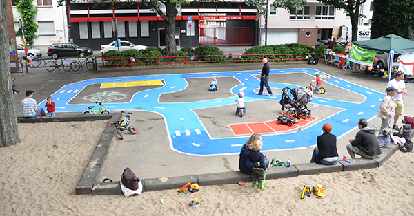 Spielstraßen sind oft nur auf Spielplätzen ein prima Spielort für Kinder. Foto: Ruth & Doro 